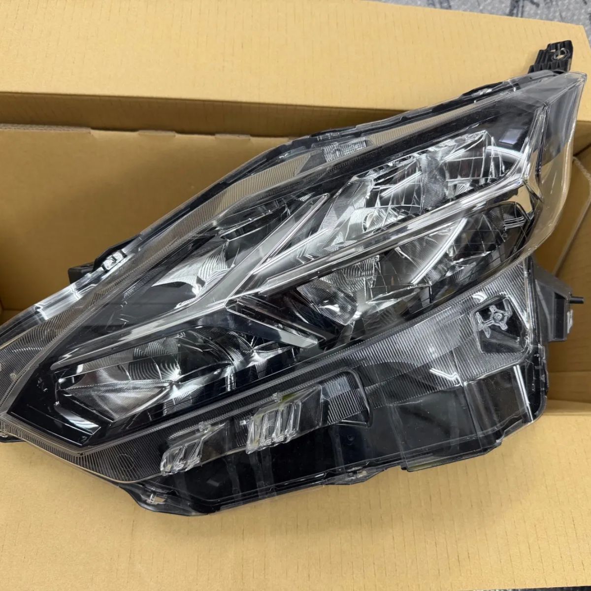 デイズ ヘッドライト左 11,315円