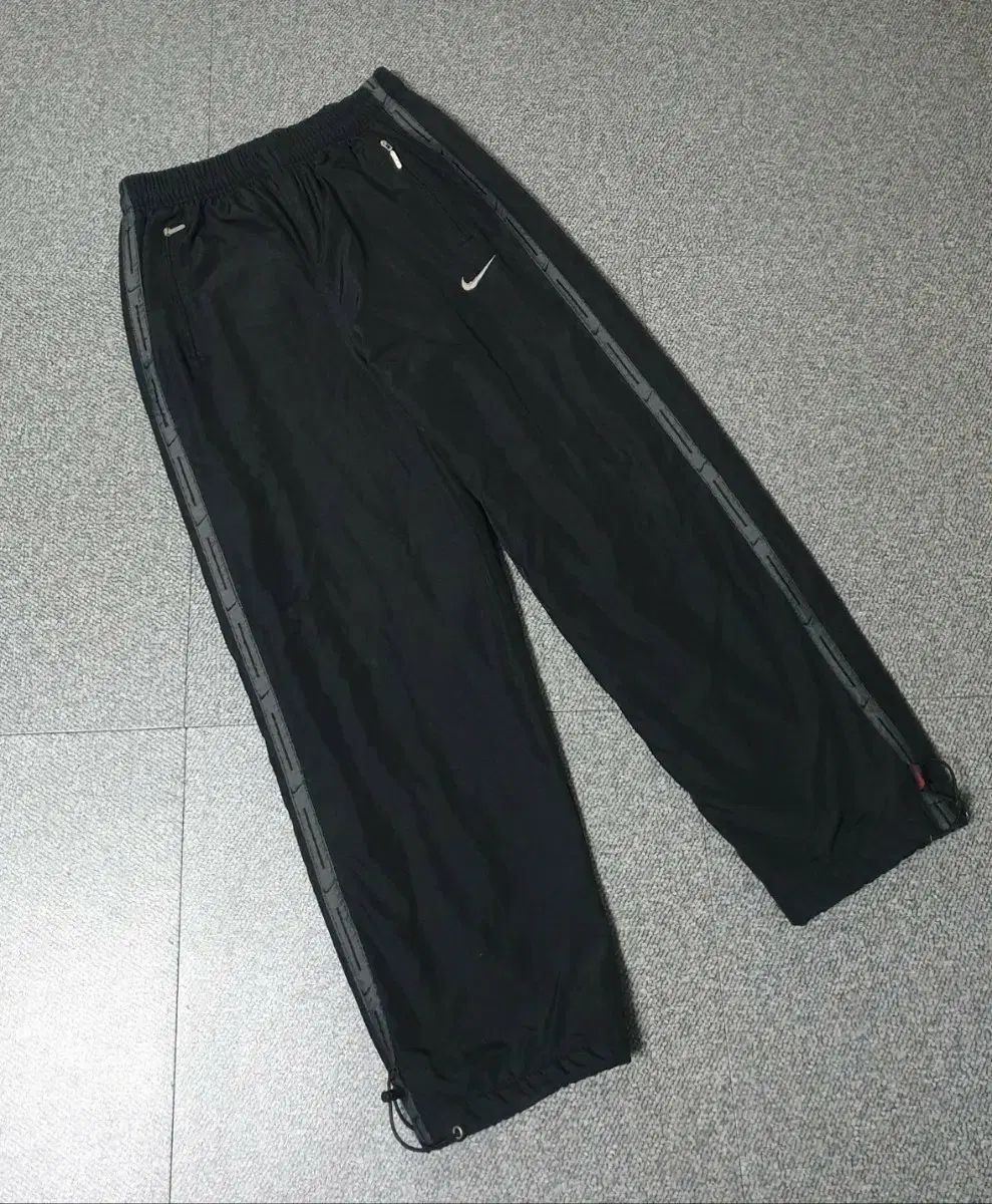 ナイキ トレーニングパンツ 出品