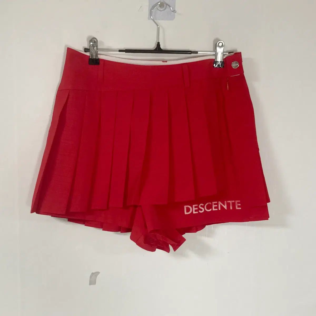 デサントゴルフ レッドパンチング プリーツショートパンツ L ホホ店舗