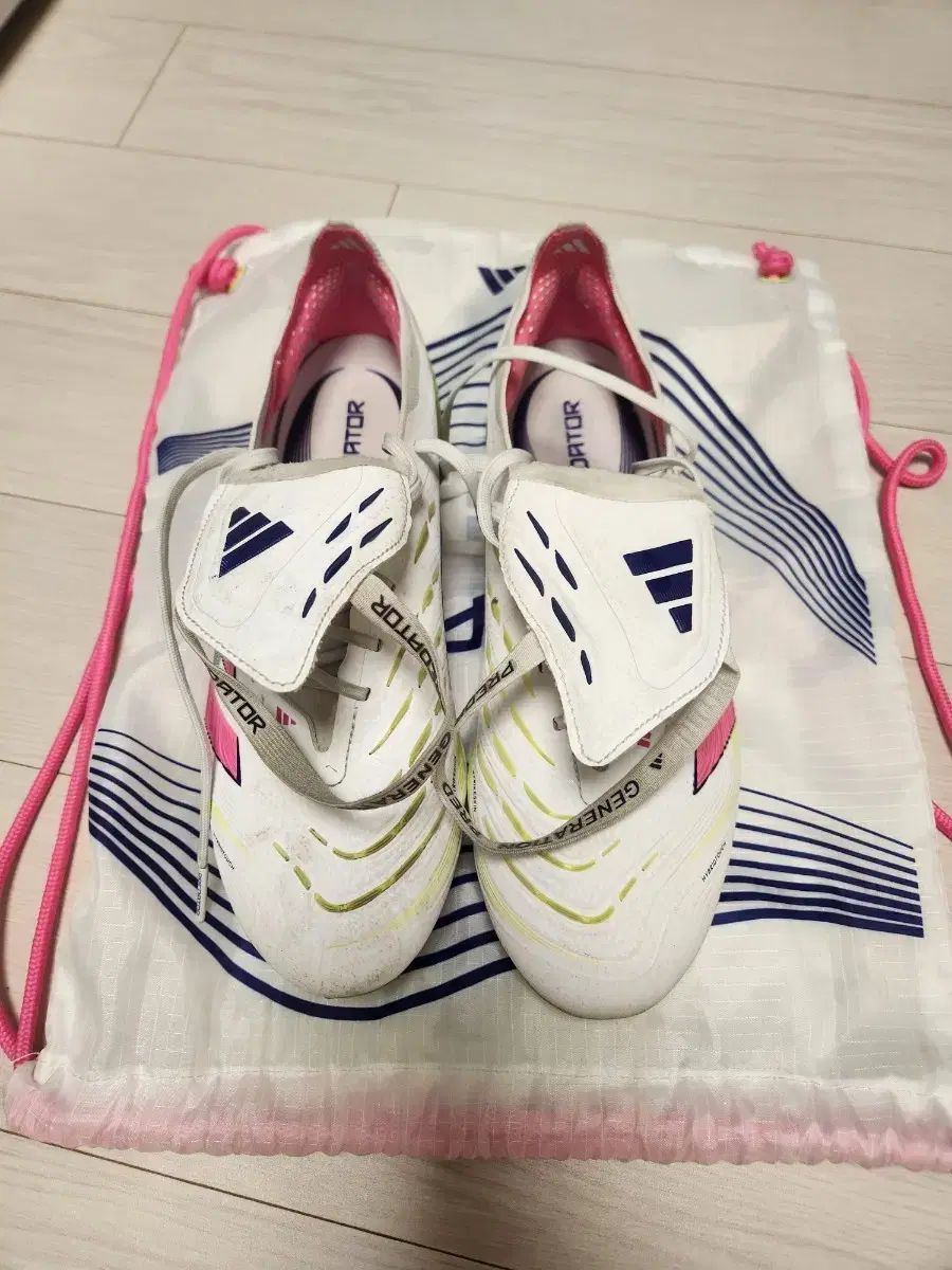 アディダス プレデター サッカーシューズ