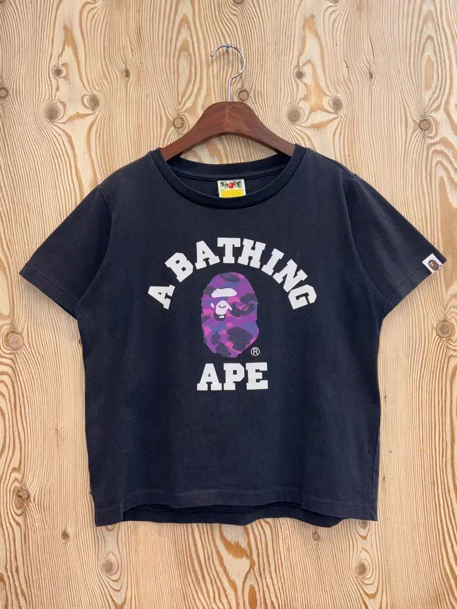 A BATHING APE® パープル サル カモフラージュ ロゴ Tシャツ ブラック