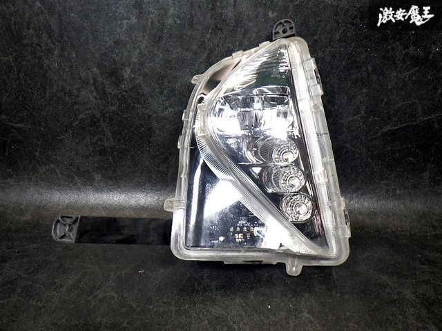 ☆即納☆ 点灯OK！ トヨタ 純正 ZVW50 ZVW51 ZVW55 プリウス 前期 LED フォグライト フォグランプ 左 助手席 KOITO 47-83
