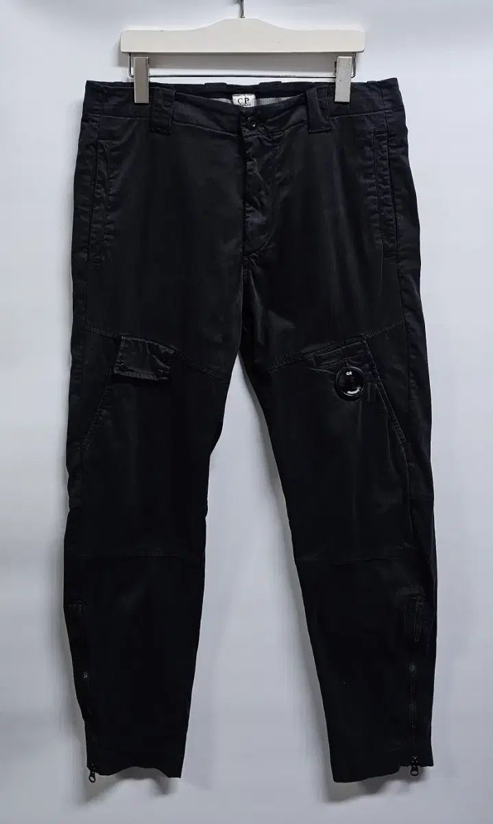 C.P. COMPANY シーピーカンパニー ブラック カーゴ デザインテープ テックパンツ 48(33-34) 正規品 QR