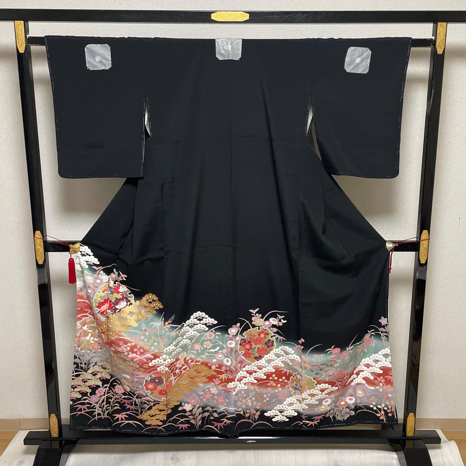 作家物 黒留袖 雪輪 花模様に松の豪華加工 着物 正絹 五つ紋 X-2170 