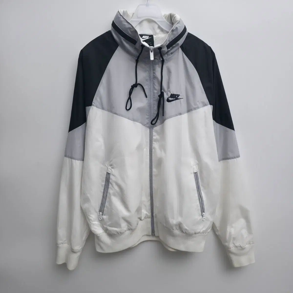 M NIKE 白 ウィンドブレーカー