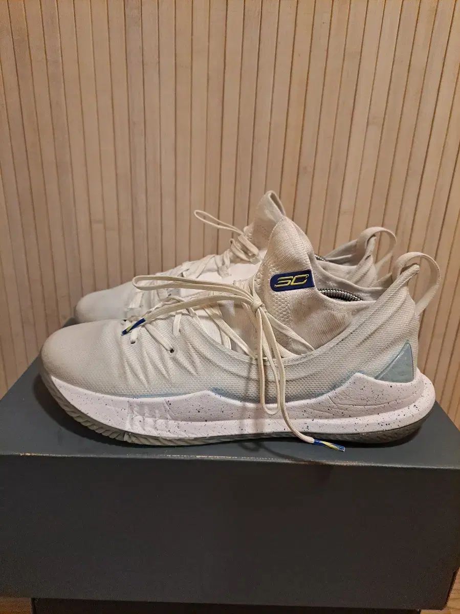 UNDER ARMOUR カリー バスケシューズ 白 280サイズ
