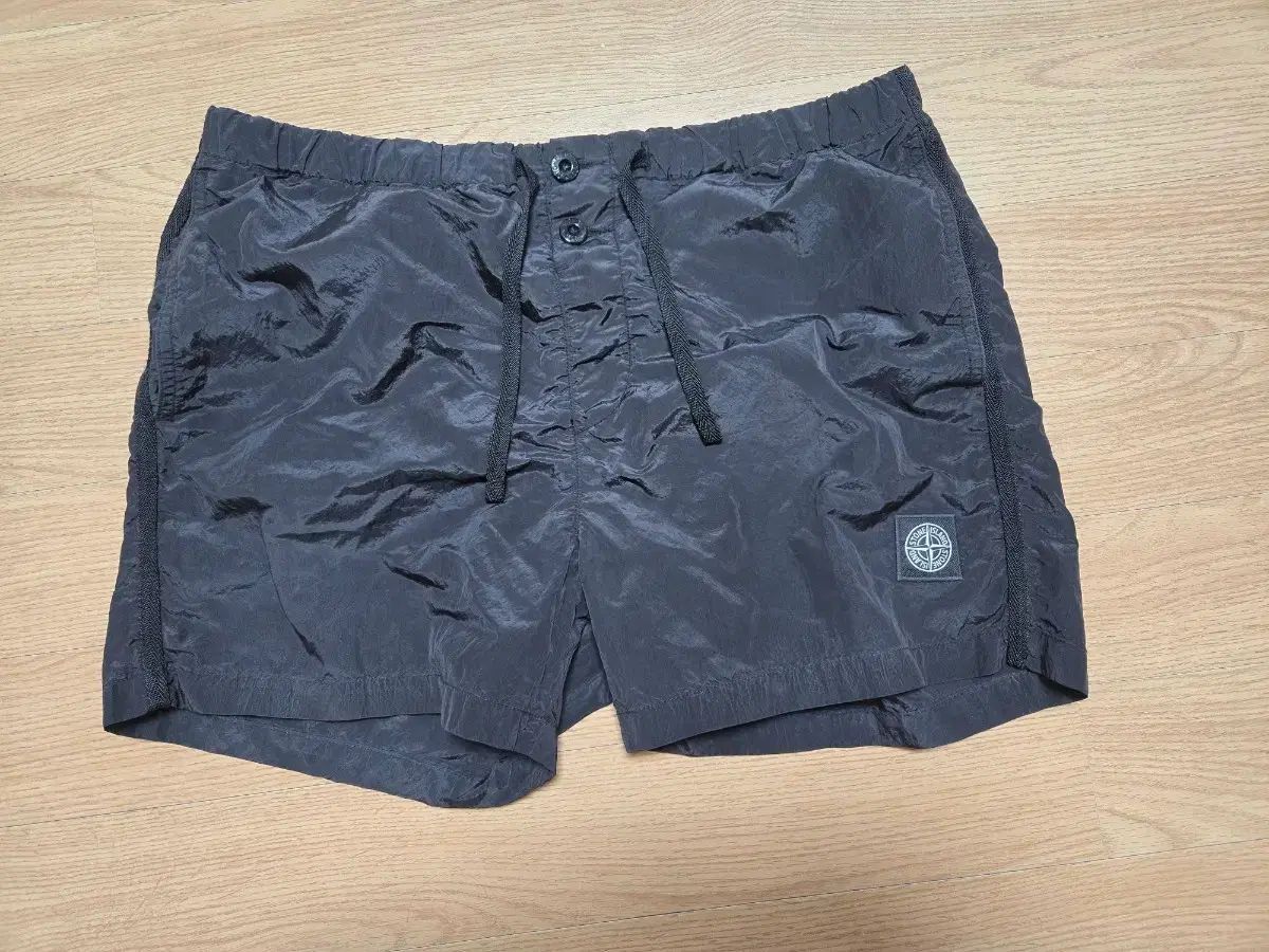 STONE ISLAND ストーンアイランド ブラック ハーフパンツ メンズ