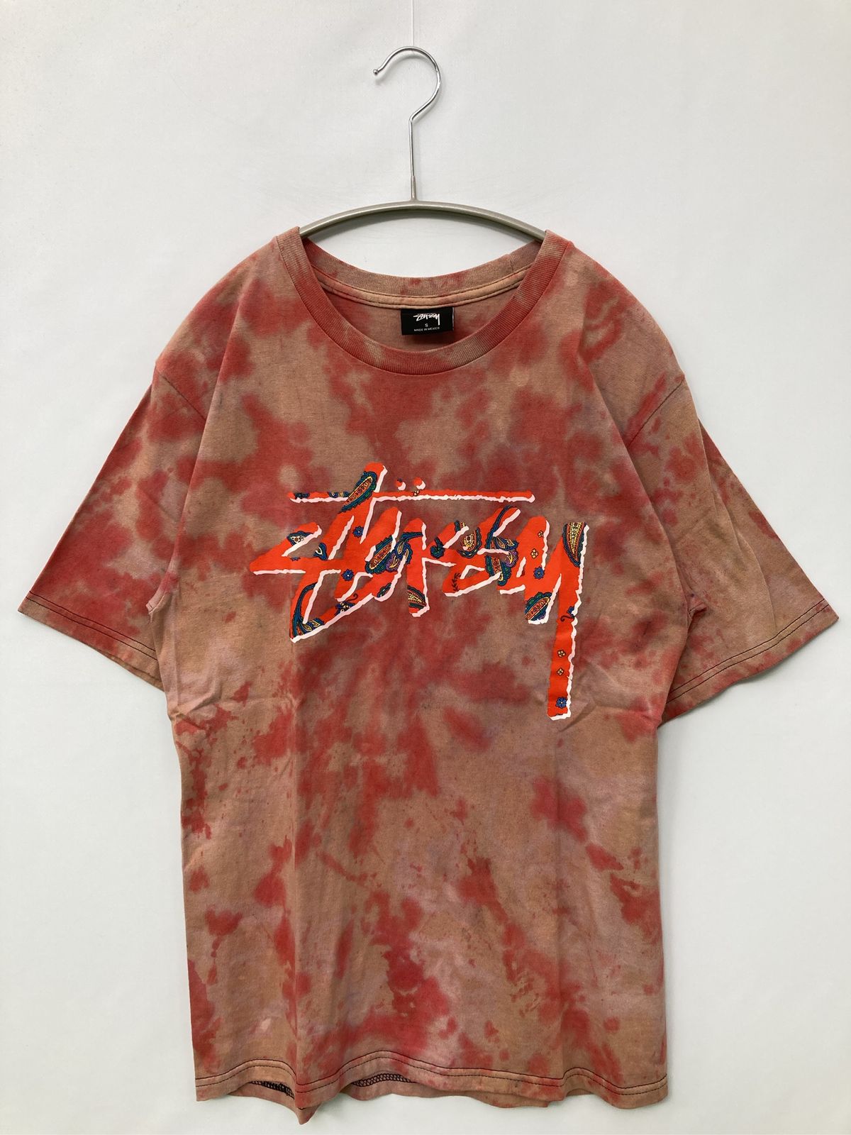 stussy ステューシー Tシャツ/カットソー S レッド 前面プリント ブランドロゴ その他総柄 ミドル丈 半袖 クルーネック(丸首) メンズ レディース