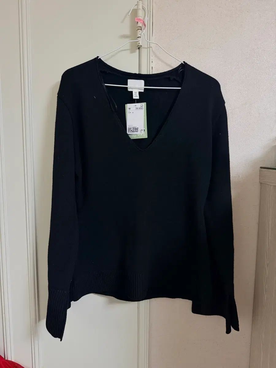 黒 Vネック ニット m (新品)