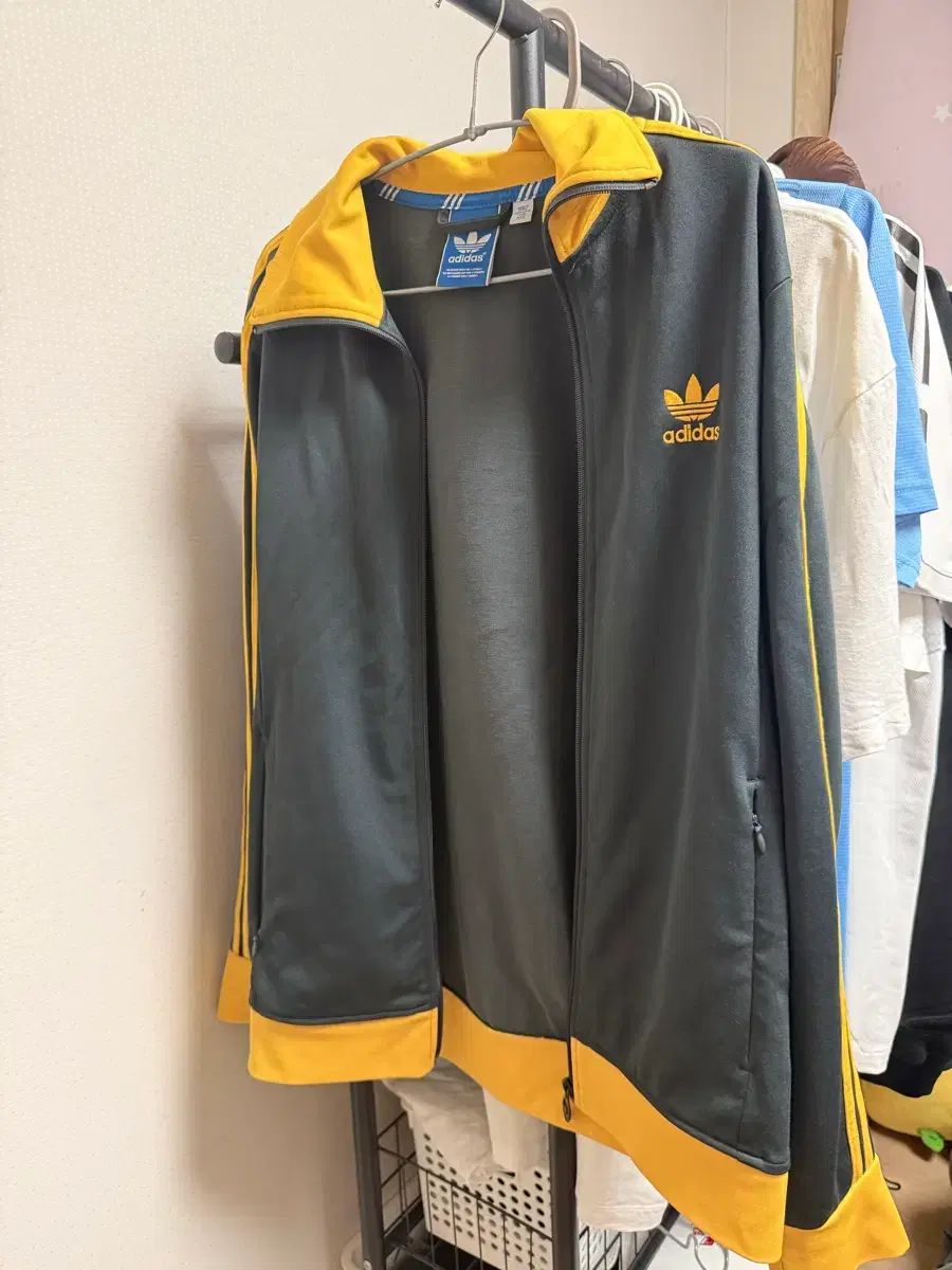 アディダス ブラック/イェロー トラックジャージ 9,746円