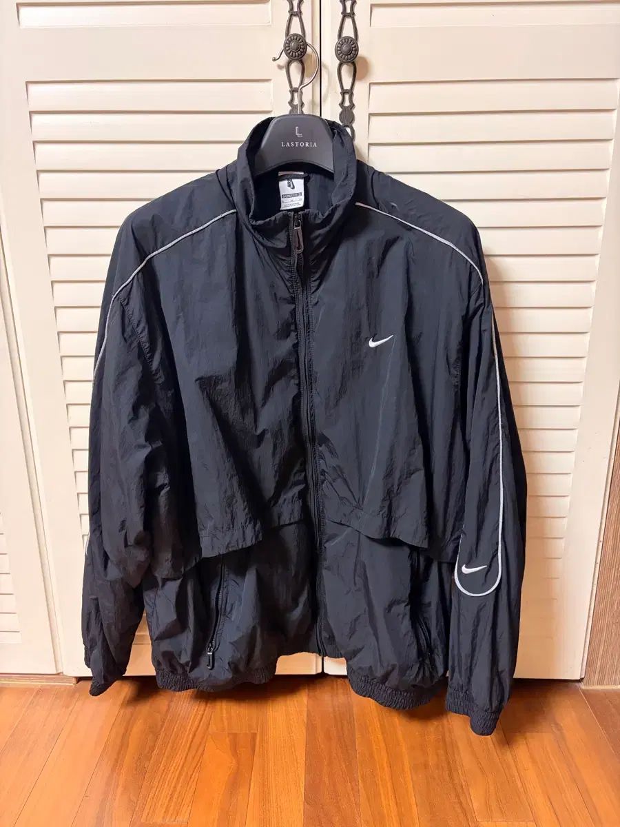 ナイキ NSW ソロ スウッシュ ウィンドブレーカー (XL)