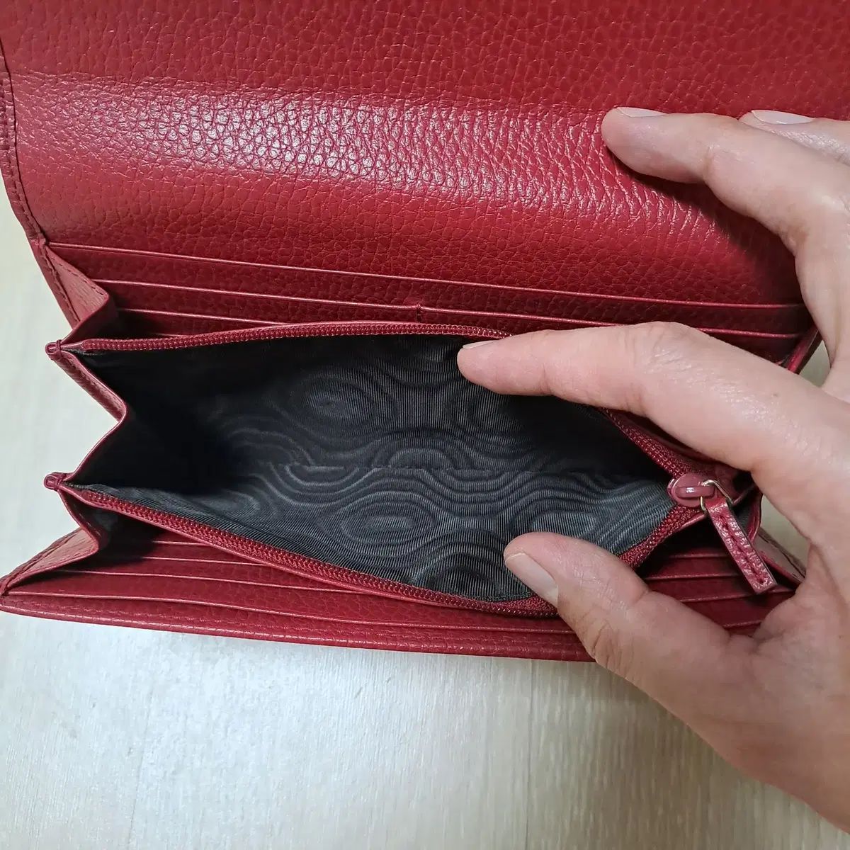 【美品】GUCCI 大容量　長財布　インターロッキング　シボレザー　レッド 100%/正規品 グッチ インターロッキング GG 長財布 レッド