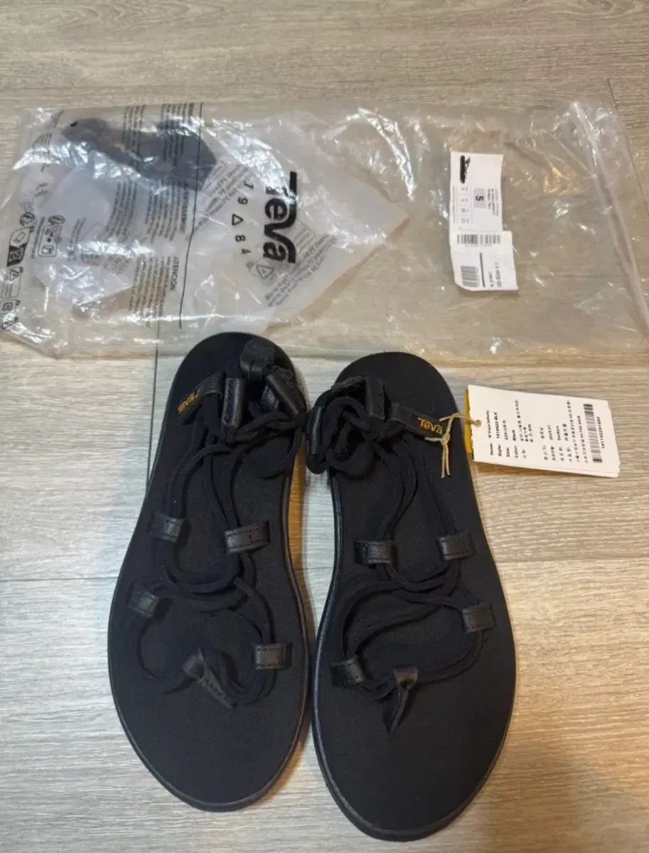 テバ ボヤ インフィニティ サンダル ブラック 220 新品