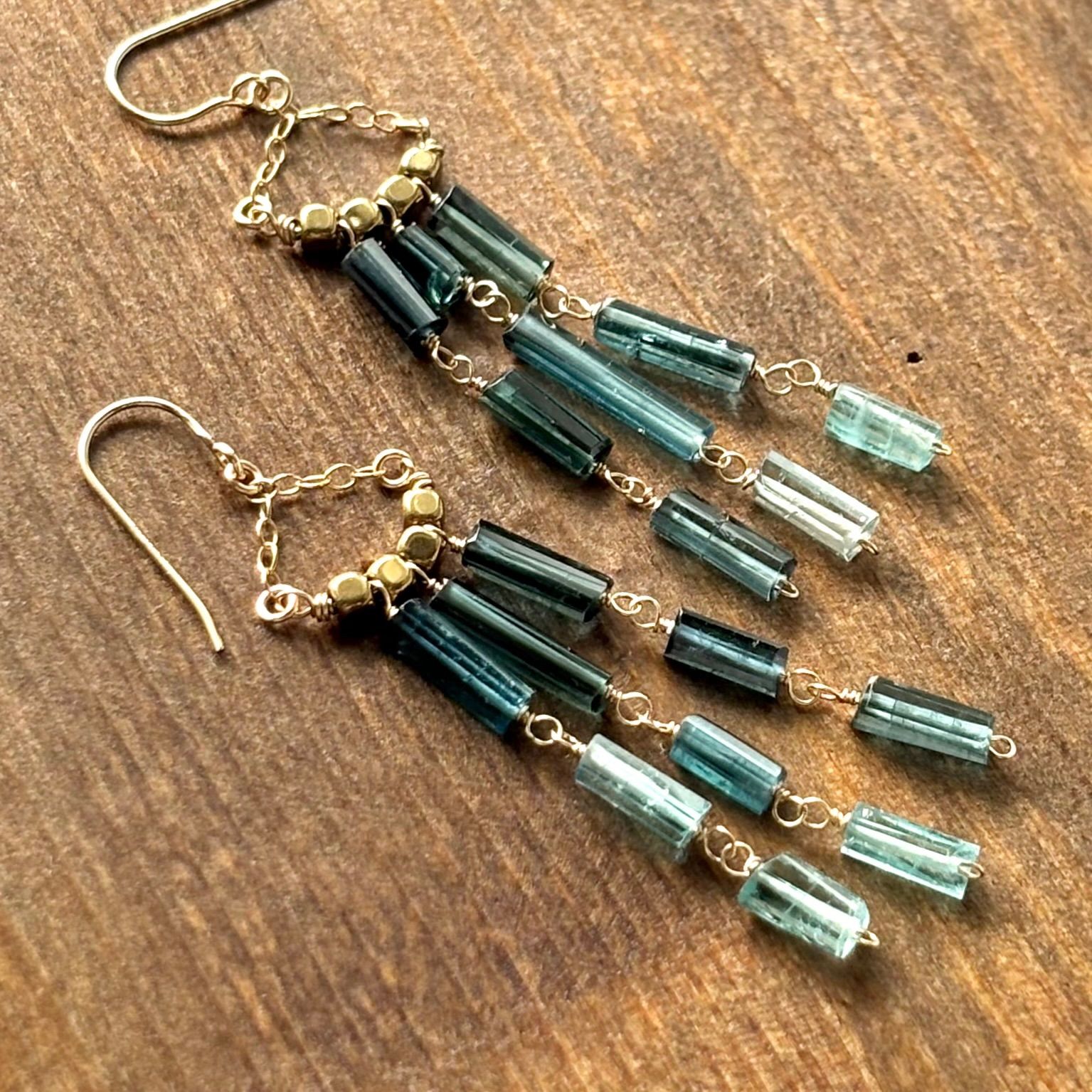 ブルートルマリンの連なりピアス － 深海のグラデーション - メルカリ