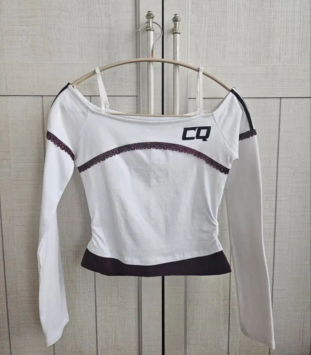 CHERRY QUIRI ロゴ オフショルダー 長袖 Tシャツ (未使用)