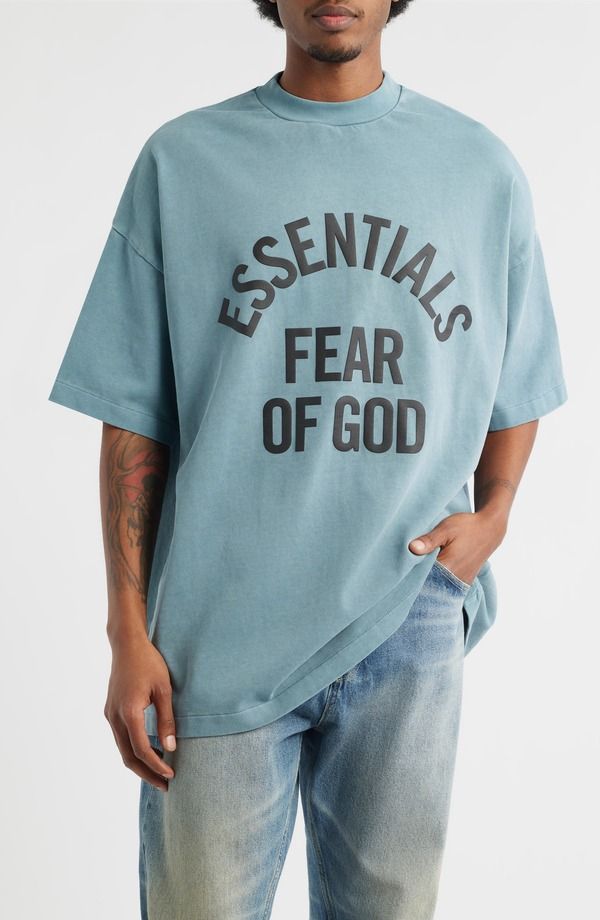 フィアオブゴッド メンズ トップス Tシャツ ロゴ グラフィック Fear of God Essentials Campus 90short Sleeve Logo Graphic TShirt Faded Coastal