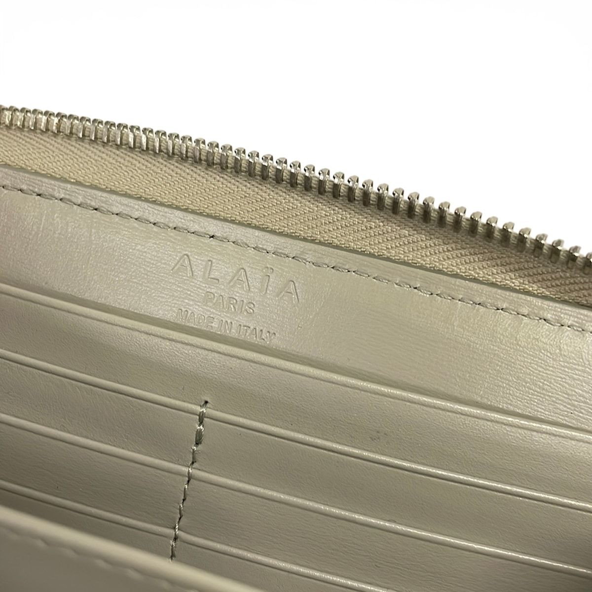 ALAIA(アライア) 長財布 - ライトグレー スタッズ レザー - メルカリ