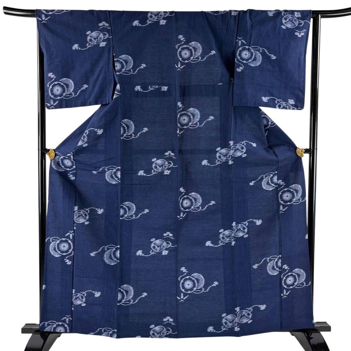 【美品】 紬 身丈163cm 裄丈63.5cm S 単衣 バチ衿 鼓 小槌 紺色 正絹 秀品 【中古】