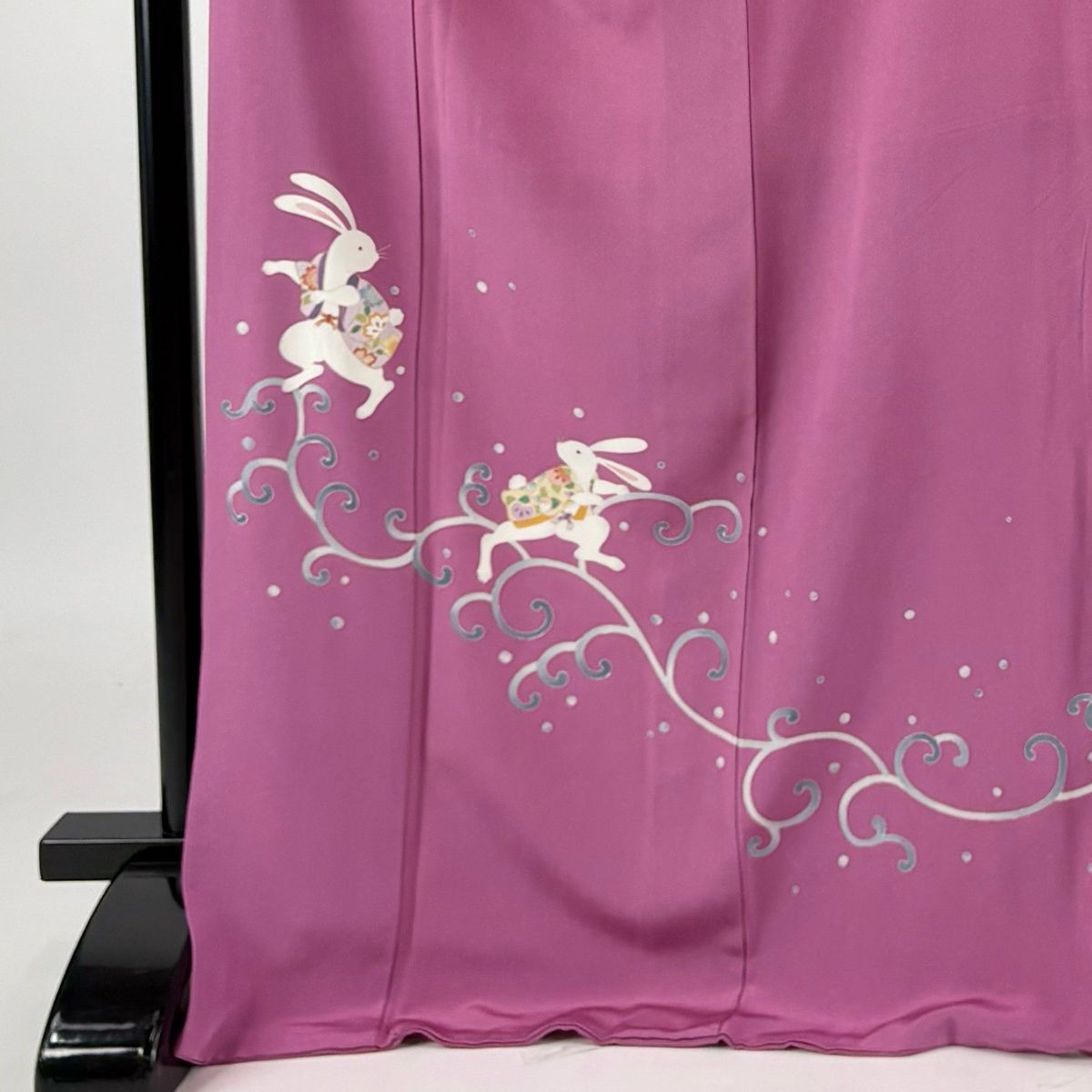 ち*こ様 12日までお値下げ中 裄丈71㎝　トールサイズ　ピンクとブルーの華やか 付下げ 身丈173cm 裄丈71.5cm L 袷 うさぎ 波 金彩 濃ピンク 正絹 名品