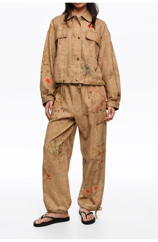 ビンバイローラ レディース ボトムス カジュアルパンツ Bimba y Lola Cargo Trousers With Stitching And Patches Underwater Garden の商品写真