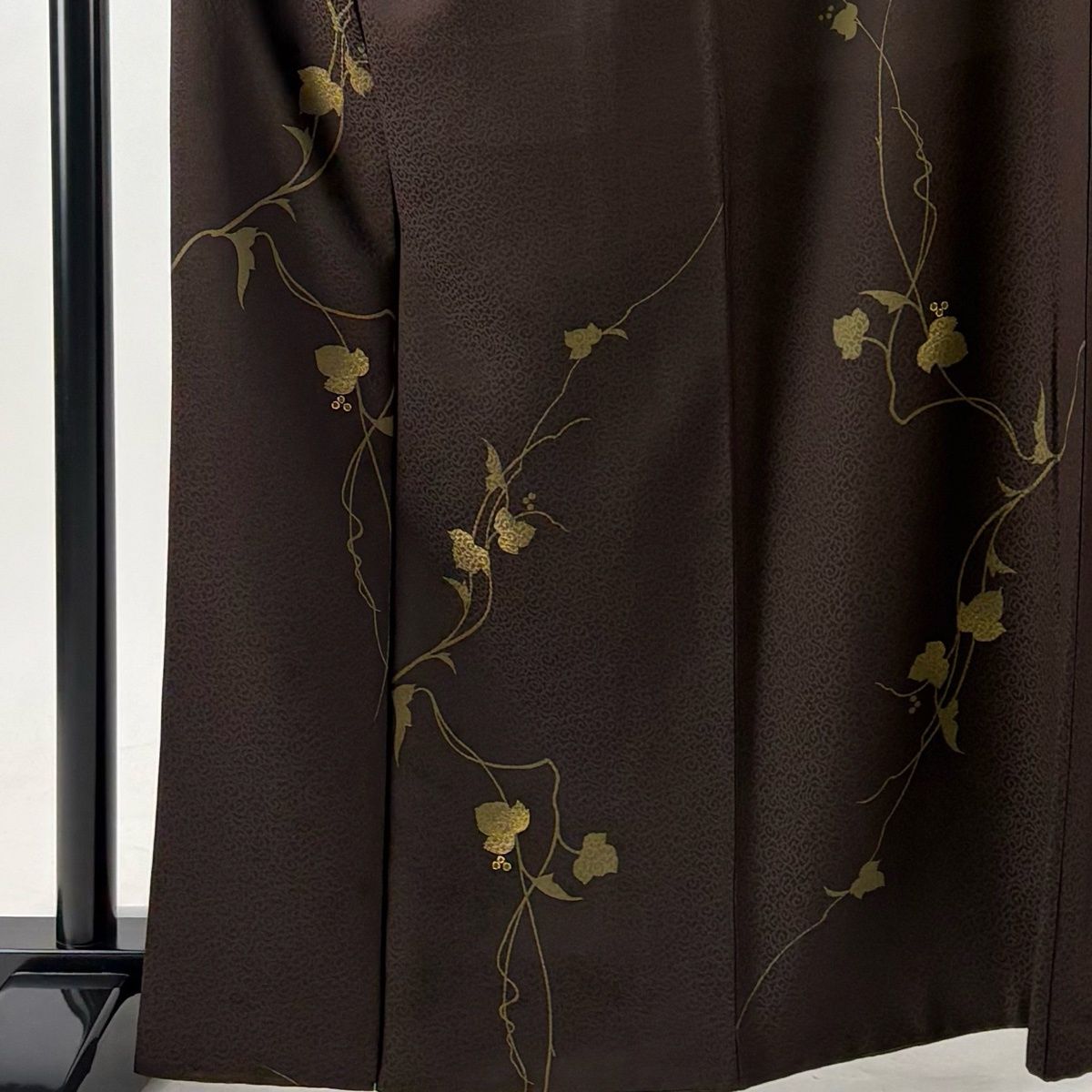 美品】 小紋 身丈164cm 裄丈63.5cm S 袷 蔦 地紋 金彩 焦茶色 正絹