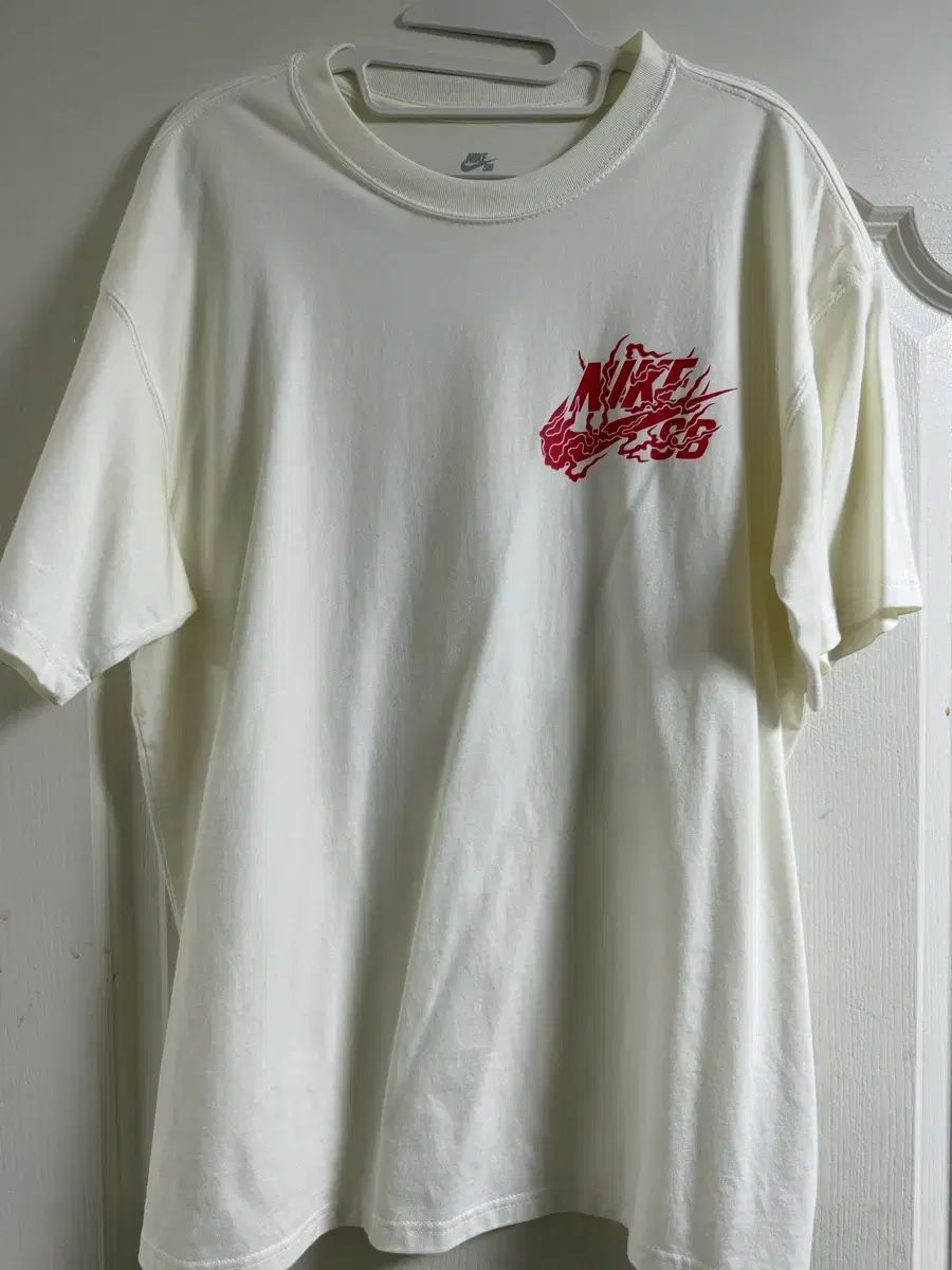 ナイキ SB 白 半袖Tシャツ レッド プリンティング