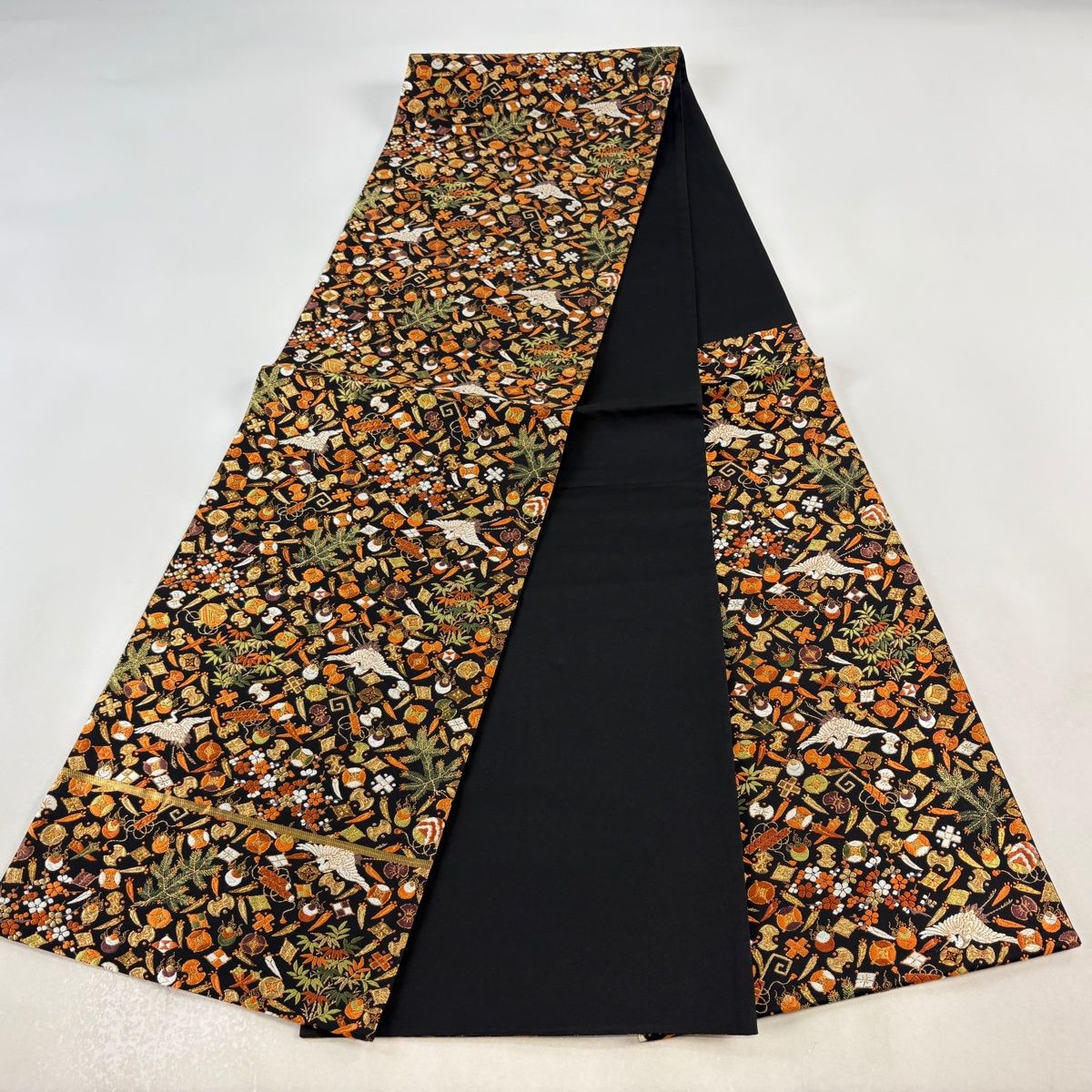 美品】 袋帯 逸品 河合美術織物 落款 鶴 宝尽くし 金糸 箔 黒 六通 美品】 袋帯 逸品 河合美術織物 落款 鶴 宝尽くし 金糸 箔 黒 六通