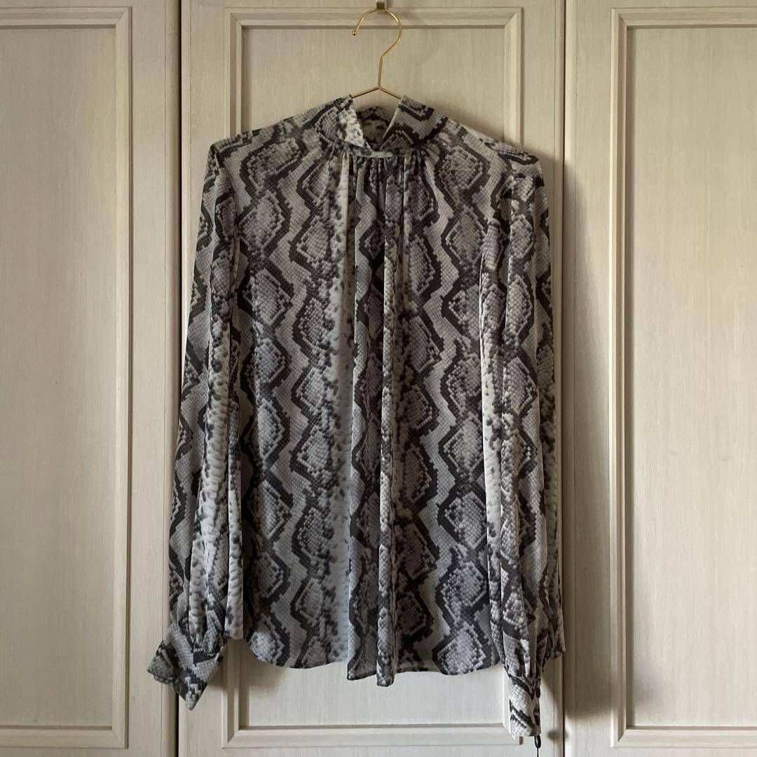 -/　wb シアー 長袖　透け感 蛇柄 ブラウス シャツ トップス　レディース　blouse　shirt　Tops　ladies　お呼ばれ　グレー　デート　オフィスカジュアル　食事会　可愛い　お出かけ　上品