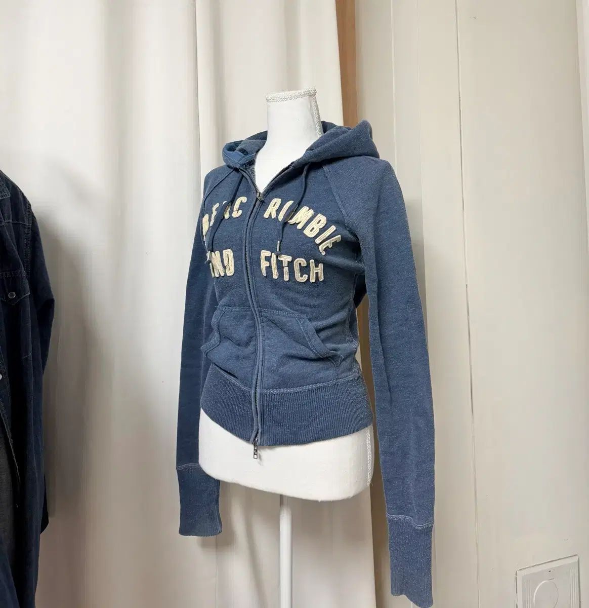 ユニ) Abercrombie アバクロンビー ミュートブルー タイト フードジップアップ