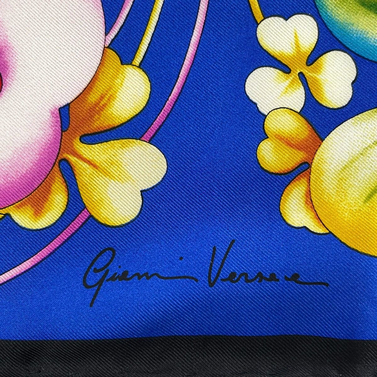 【美品】 ジャンニヴェルサーチ 大判スカーフ マルチカラー 総柄 GIANNIVERSACE(ジャンニヴェルサーチ) スカーフ美品 黒×ブルー×マルチ