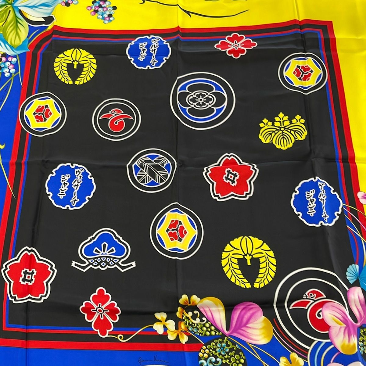 【美品】 ジャンニヴェルサーチ 大判スカーフ マルチカラー 総柄 GIANNIVERSACE(ジャンニヴェルサーチ) スカーフ美品 黒×ブルー×マルチ