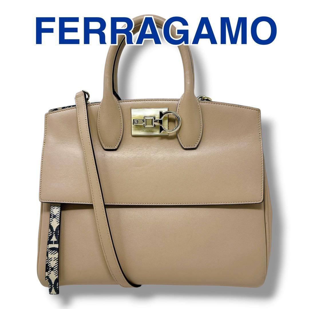 サルバトーレフェラガモ ハンドバッグ スタジオバッグ スモール ベージュ 女性用 Salvatore Ferragamo スタジオバッグスモール ライトベージュ 21H159 ガンチーニ レディース ブランド 美品 ゴールド金具