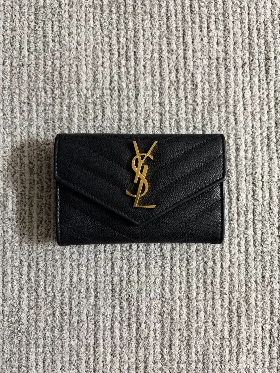 (ほぼ新品) YVES SAINT LAURENT イヴ・サンローラン ENVELOPE(エンベロープ) 二つ折り財布 28,569円