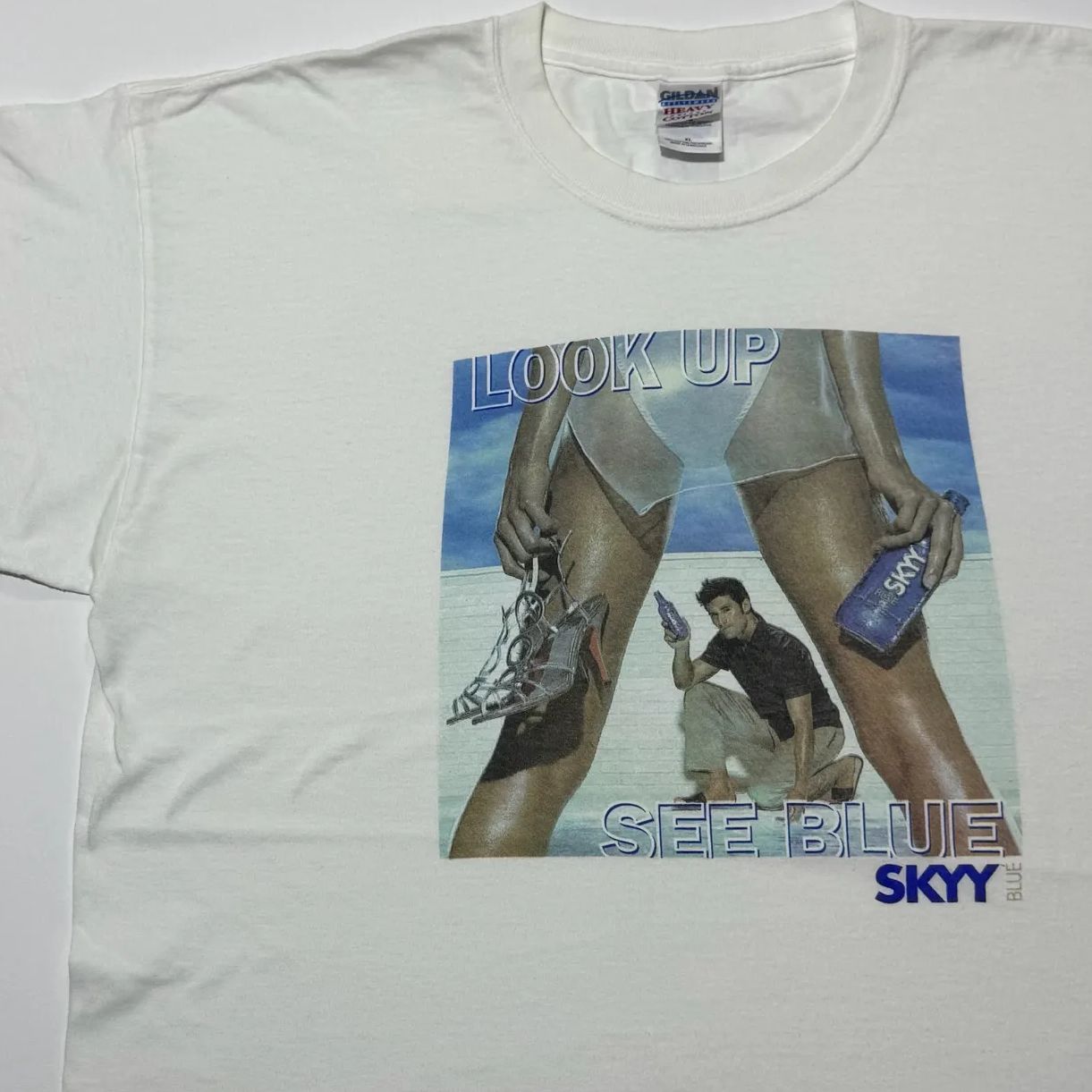 SKYY BLUE スカイブルー アドバタイジング Tシャツ ホワイト 白 ギルダン 女性　フォトTシャツ エロTシャツ　プロモ　GILDAN 企業系 ウオッカ お酒 アルコール セクシー グラフィック アートT ビンテージ ヴィンテージ DJ-B21