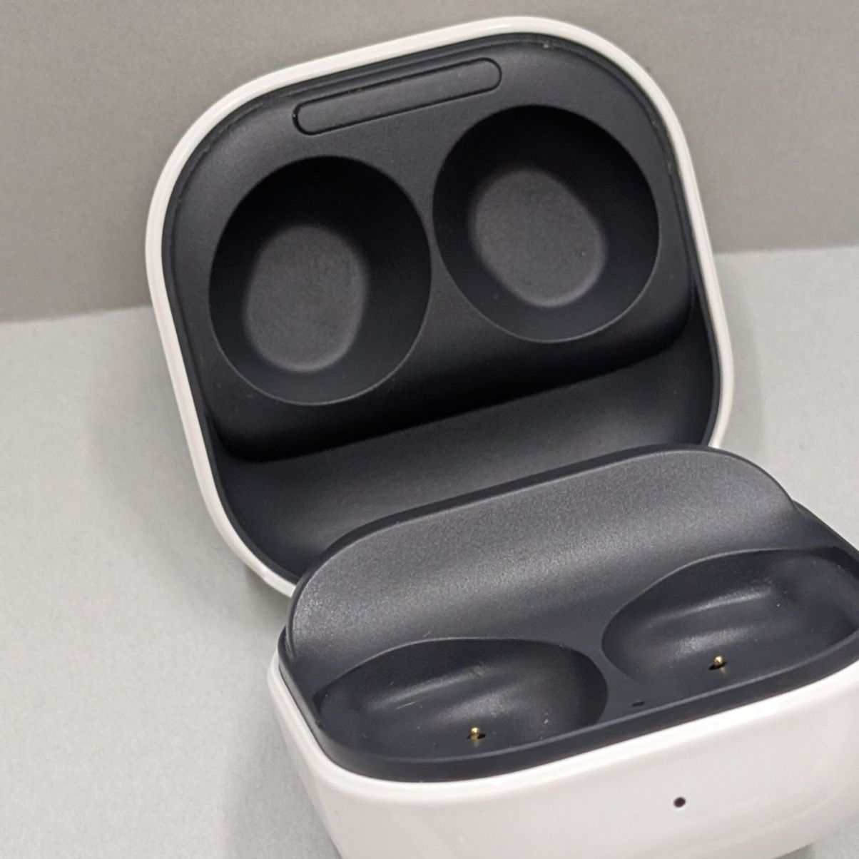 美品 Samsung Galaxy Buds FE ホワイト グラファイト 充電ケースのみ