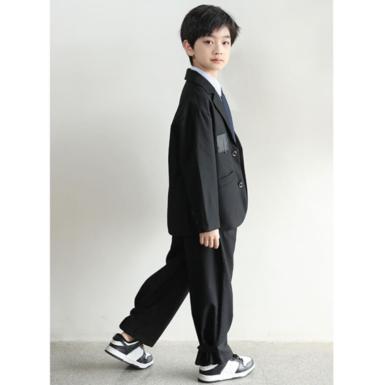 新品 [IOZO] ダンス衣装 キッズ ヒップホップ チアガール 男の子 フォーマルスーツ スーツパンツ ネクタイ付き セットアップ 韓国ダンス ステージ衣装 子供スーツ チームダンス オシャレ 派手 演出服 団体服 hiphop 発表会 卒業式 120-18