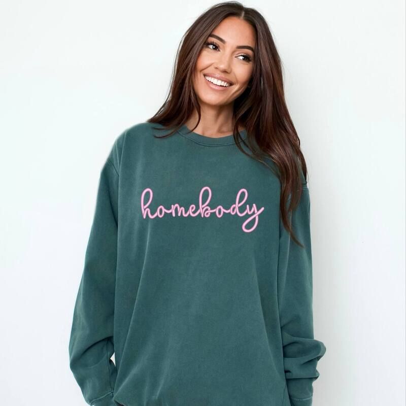 Simply Sage Market レディース トップス Tシャツ スウェット 刺繍 Simply Sage Market Embroidered Homebody Cursive Garment Dyed Sweatshirt Blue Spruce ブル