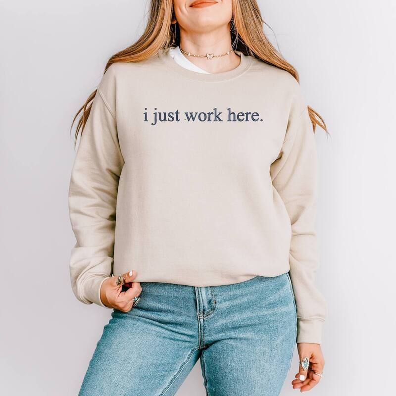 Simply Sage Market レディース トップス Tシャツ スウェット 刺繍 Simply Sage Market Embroidered I Just Work Here Sweatshirt Dust セージ