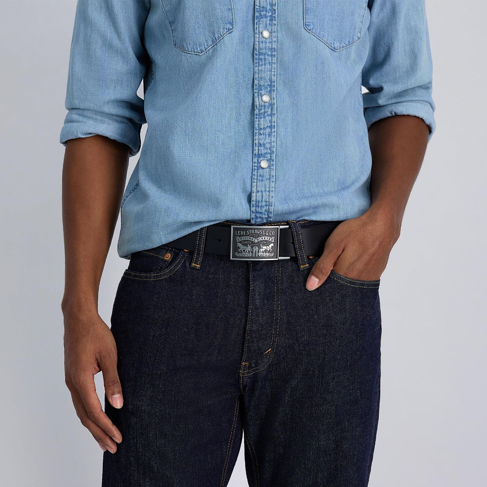 新品 Levi's メンズ レザージーンベルト 取り外し可能なプラークバックル付き - ビッグバックル、カウボーイベルト ブラックスナップ。 Medium (34-36)
