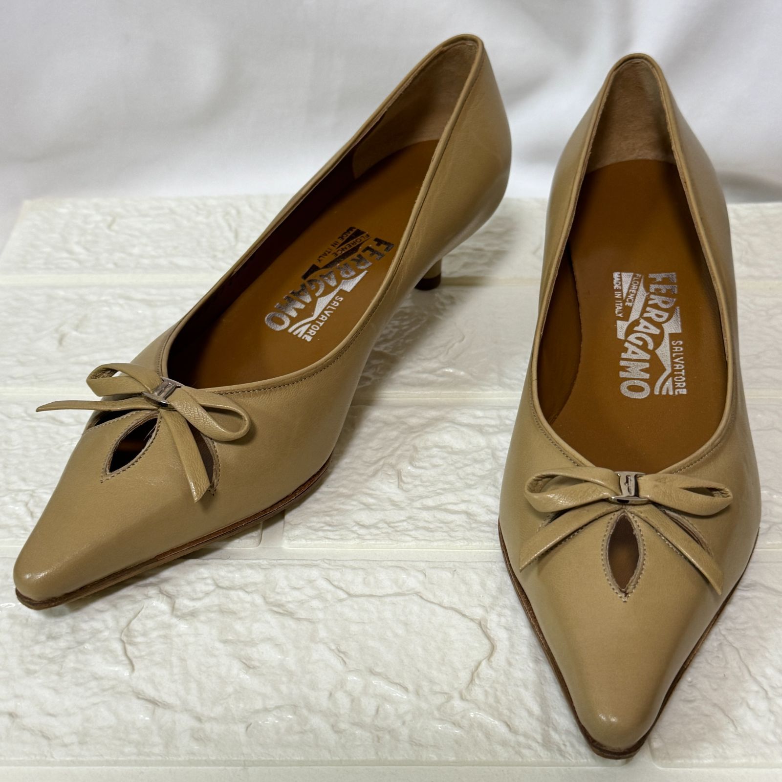【美品】 サルヴァトーレフェラガモ パンプス ヴァラ 22.5 ベージュ Salvatore Ferragamo サルヴァトーレフェラガモ パンプス ヴァラ 22.5