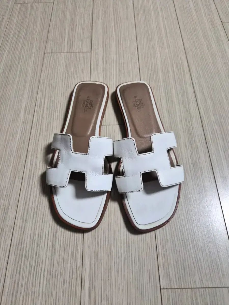 エルメス オラン サンダル 白 11,253円