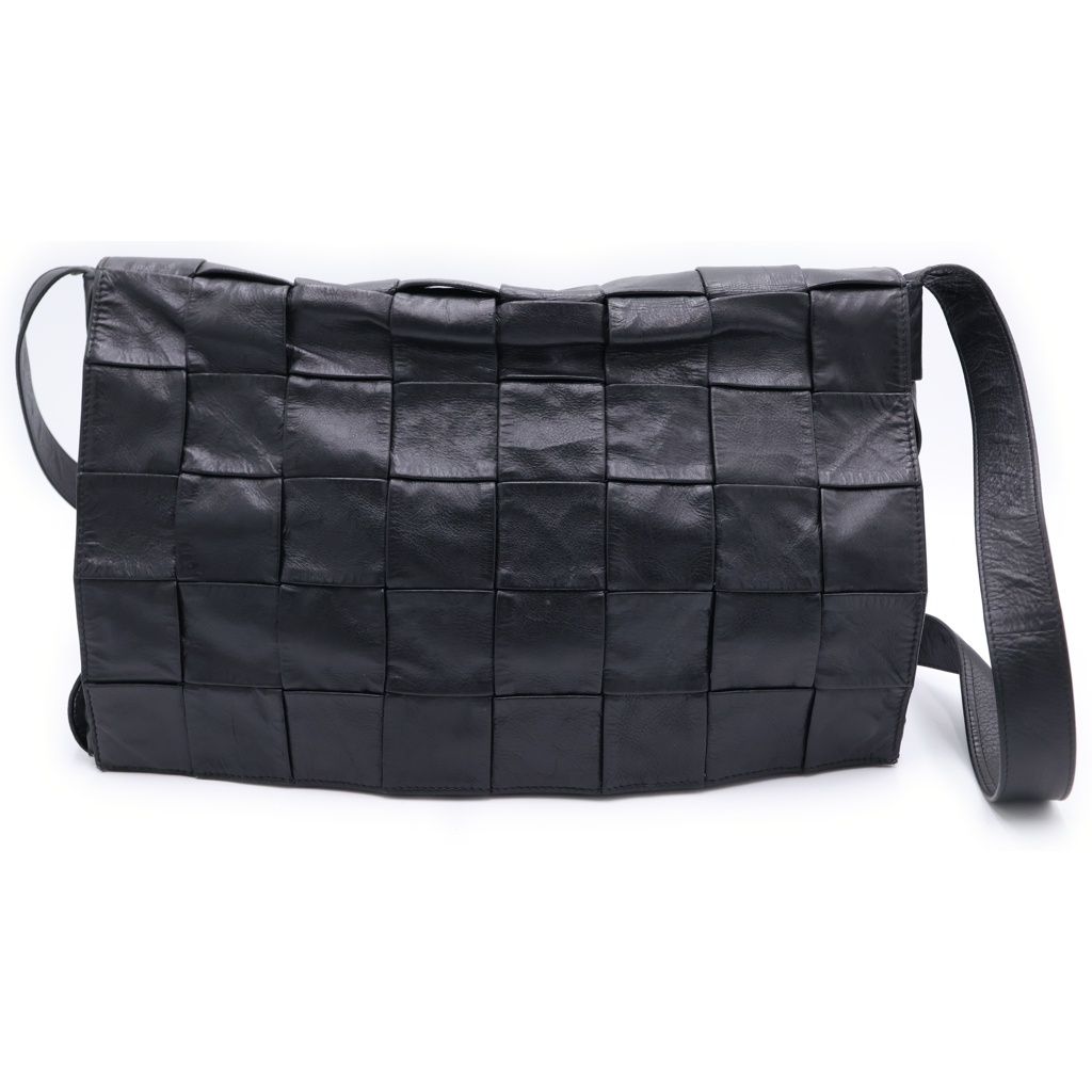 BOTTEGA VENETA (ボッテガヴェネタ) イントレチャート レザーメッセンジャーバック ブラック P02112220T