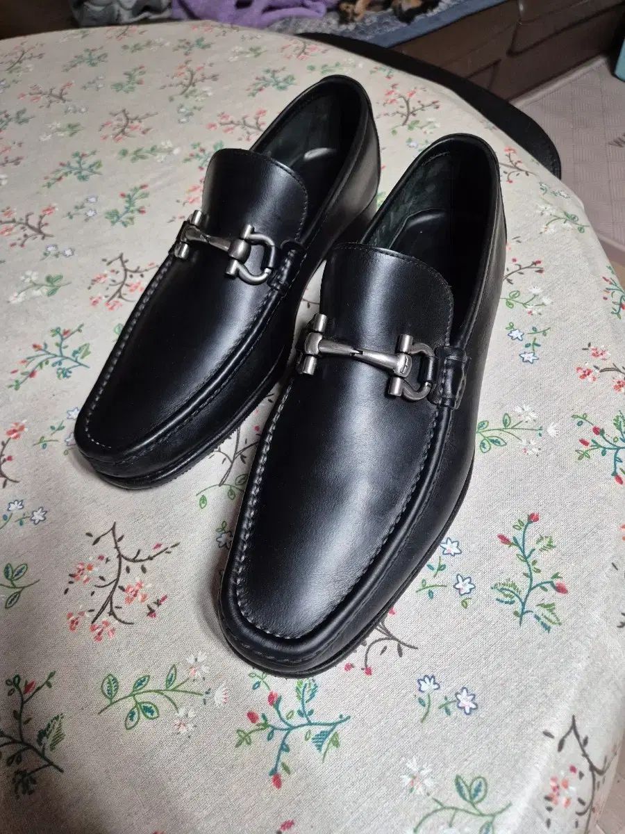 FERRAGAMO フェラガモ ガンチーニ ブラック メンズ ローファー 靴