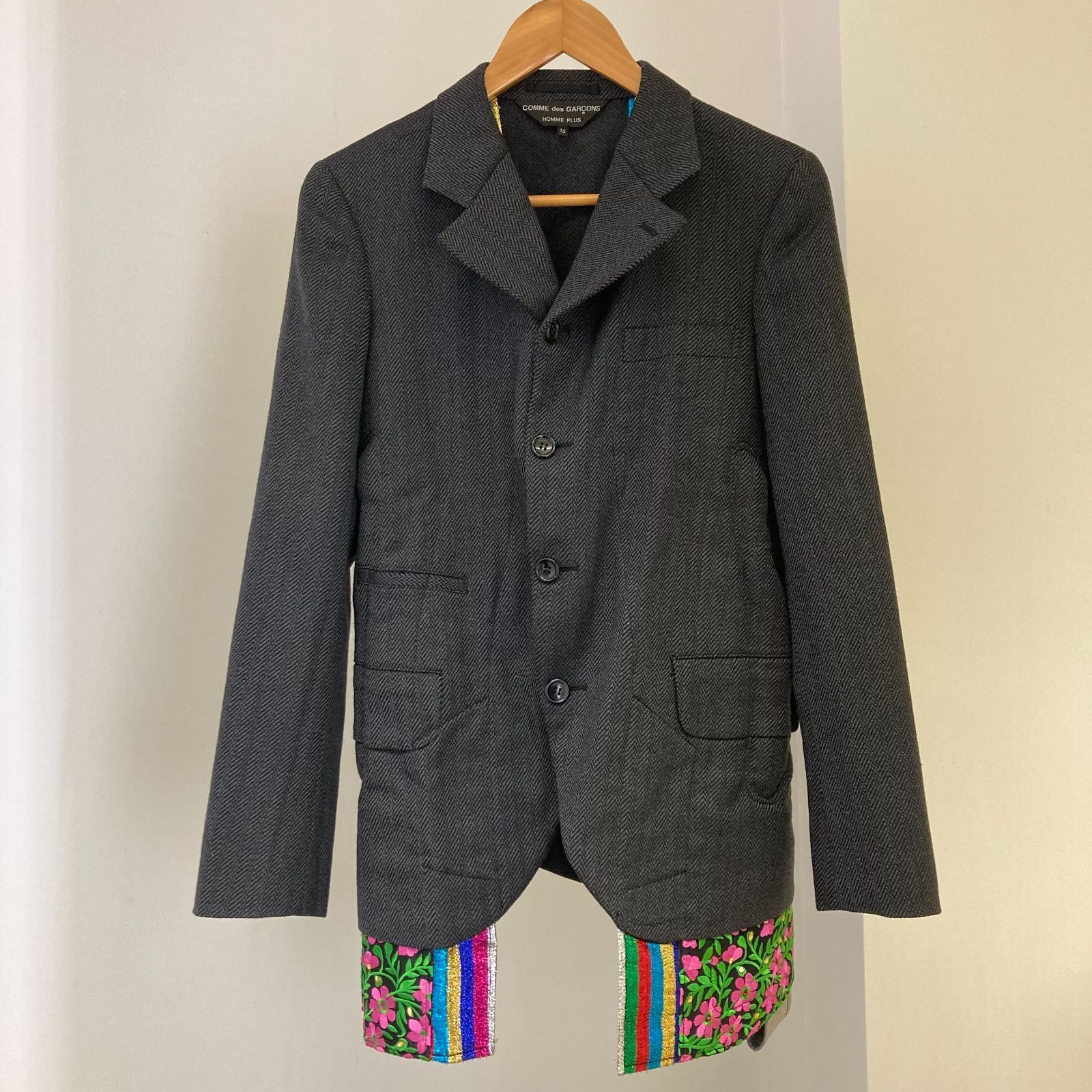 COMME de GARCONS HOMME plus(コム デ ギャルソン・オム プリュス)　ラインストーン付き　テーラードジャケット　サイズXS　グレー