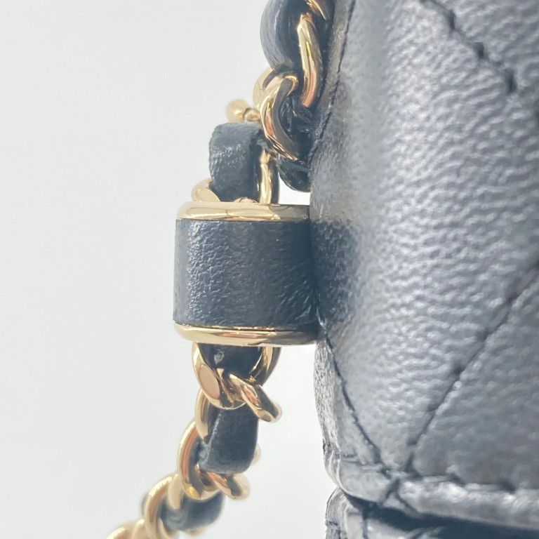 CHANEL(シャネル) ココマーク チェーン フォンホルダー 25番台 A94471 ショルダーバッグ ブラック CHANEL(シャネル) ココマーク チェーン フォンホルダー 25番台 A94471 ショルダーバッグ ブラック