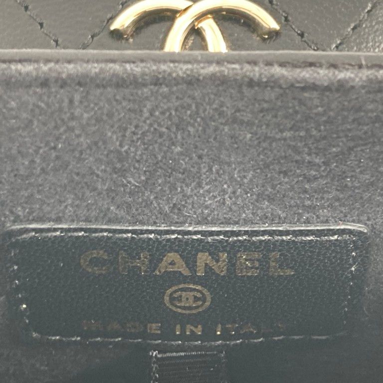 CHANEL(シャネル) ココマーク チェーン フォンホルダー 25番台 A94471 ショルダーバッグ ブラック CHANEL(シャネル) ココマーク チェーン フォンホルダー 25番台 A94471 ショルダーバッグ ブラック