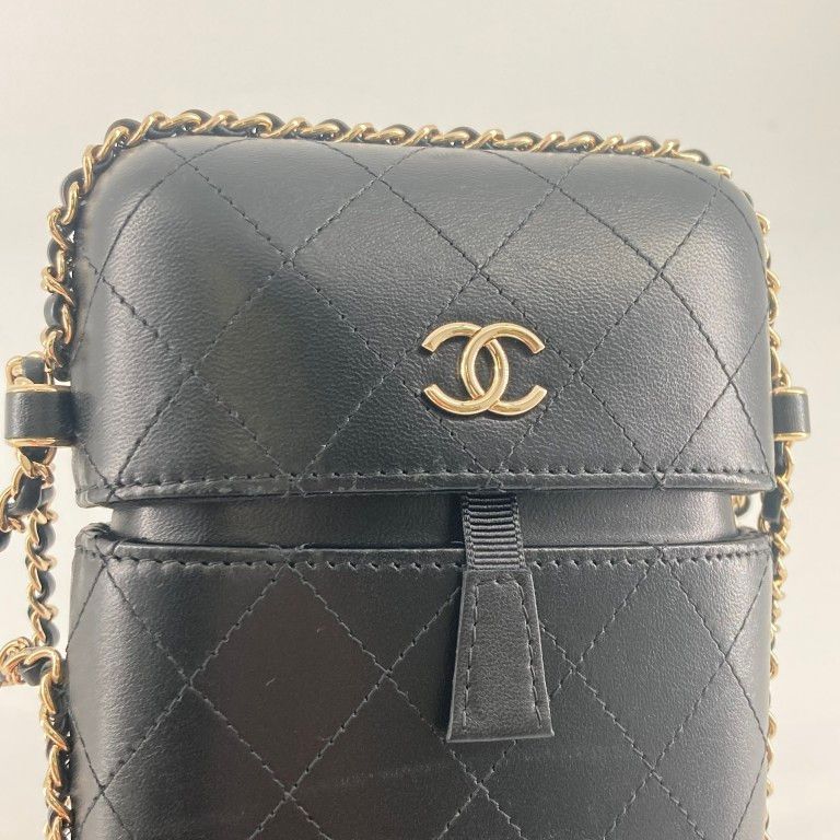 CHANEL(シャネル) ココマーク チェーン フォンホルダー 25番台 A94471 ショルダーバッグ ブラック CHANEL(シャネル) ココマーク チェーン フォンホルダー 25番台 A94471 ショルダーバッグ ブラック