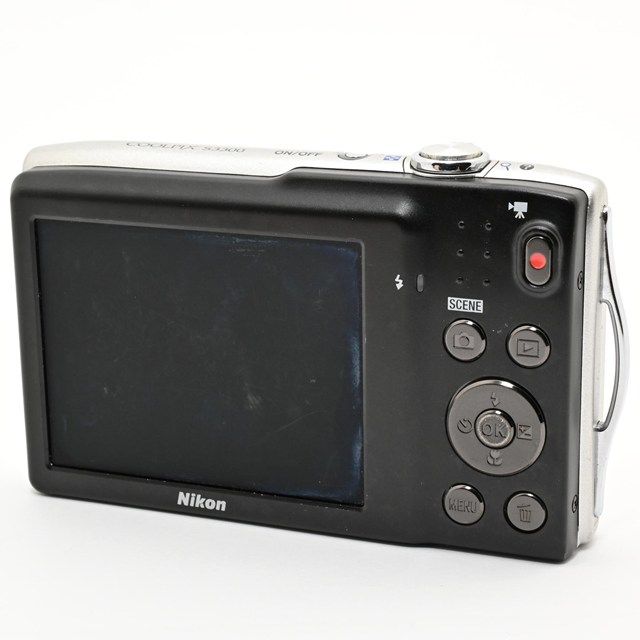難有品・ジャンク品＞ Nikon COOLPIX S3300 クリスタルシルバー