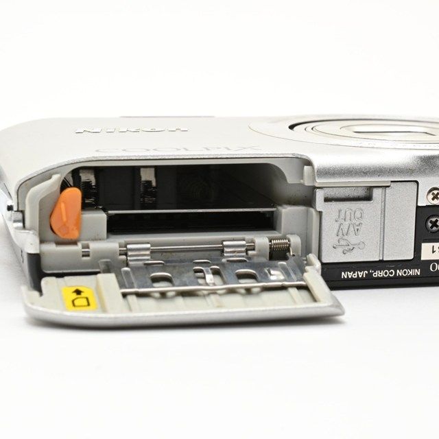 難有品・ジャンク品＞ Nikon COOLPIX S3300 クリスタルシルバー