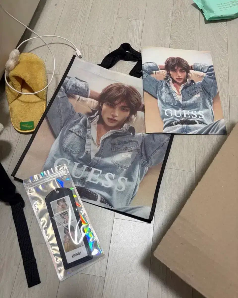 GUESS ヒョンジン(HYUNJIN) タポリンバッグ+デニムキーホルダー+雑誌